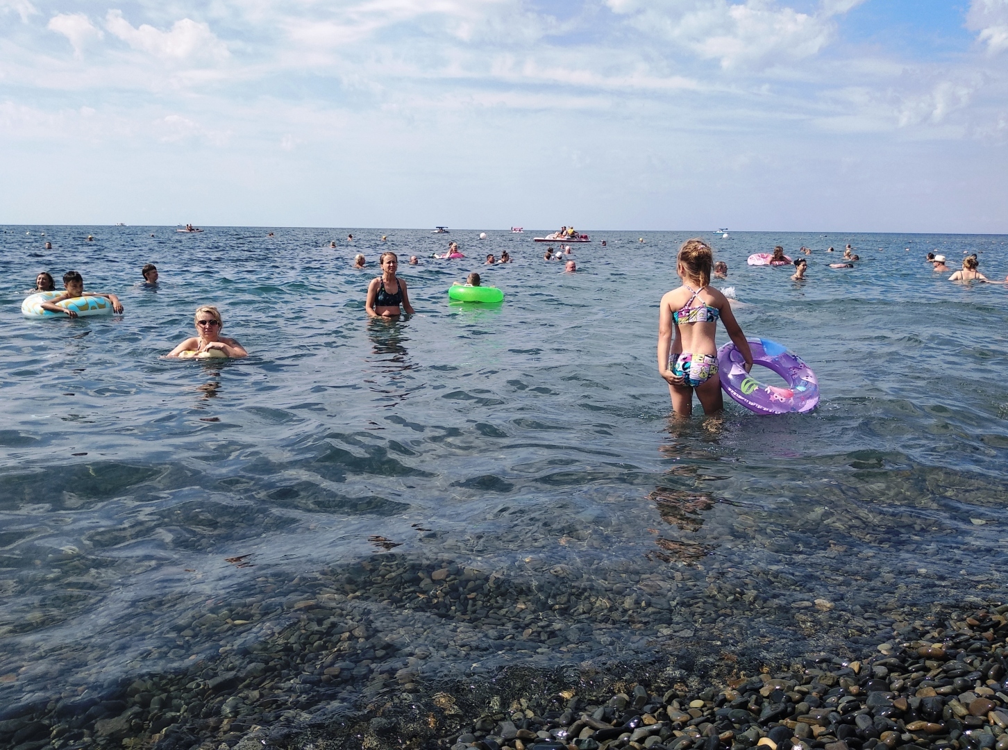 Почём бунгало в Анапе. Закрытый на ночь пляж и шикарная морская водица. Репортаж из бархатного сезона
