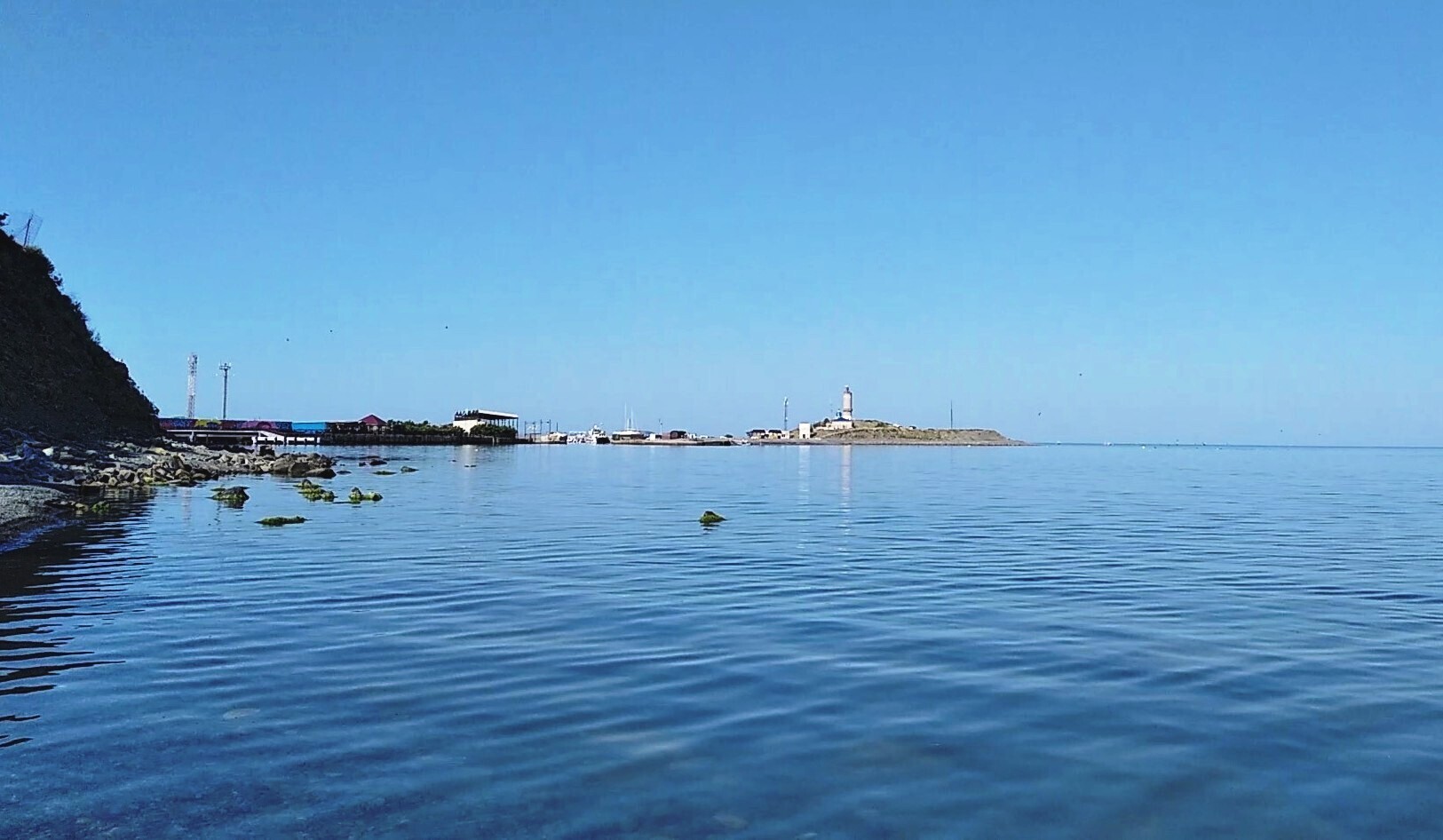 Почём бунгало в Анапе. Закрытый на ночь пляж и шикарная морская водица. Репортаж из бархатного сезона
