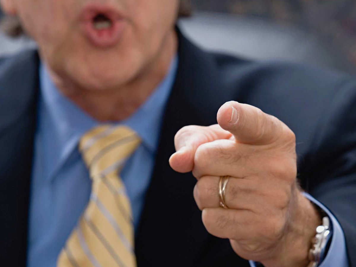 Что делать, если вас оскорбил чиновник или госслужащий? Куда жаловаться, и что ему грозит?