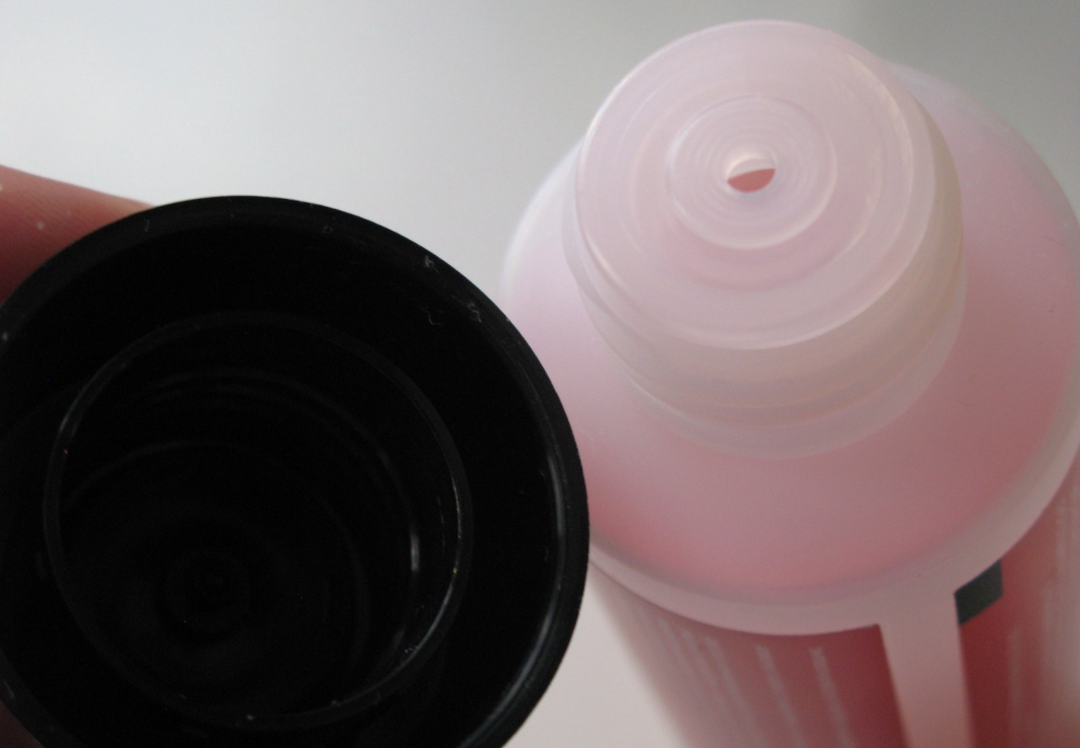 Хорошее средство, которое качественно снимает лак с ногтей. Беру не первый год.