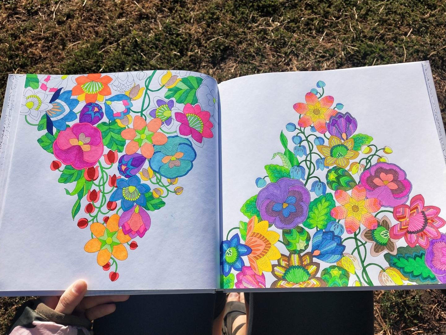 Люблю стиль этой художницы 👩🎨 прекрасная раскраска-антистресс, для тех кто любит детали 🖼️🎨