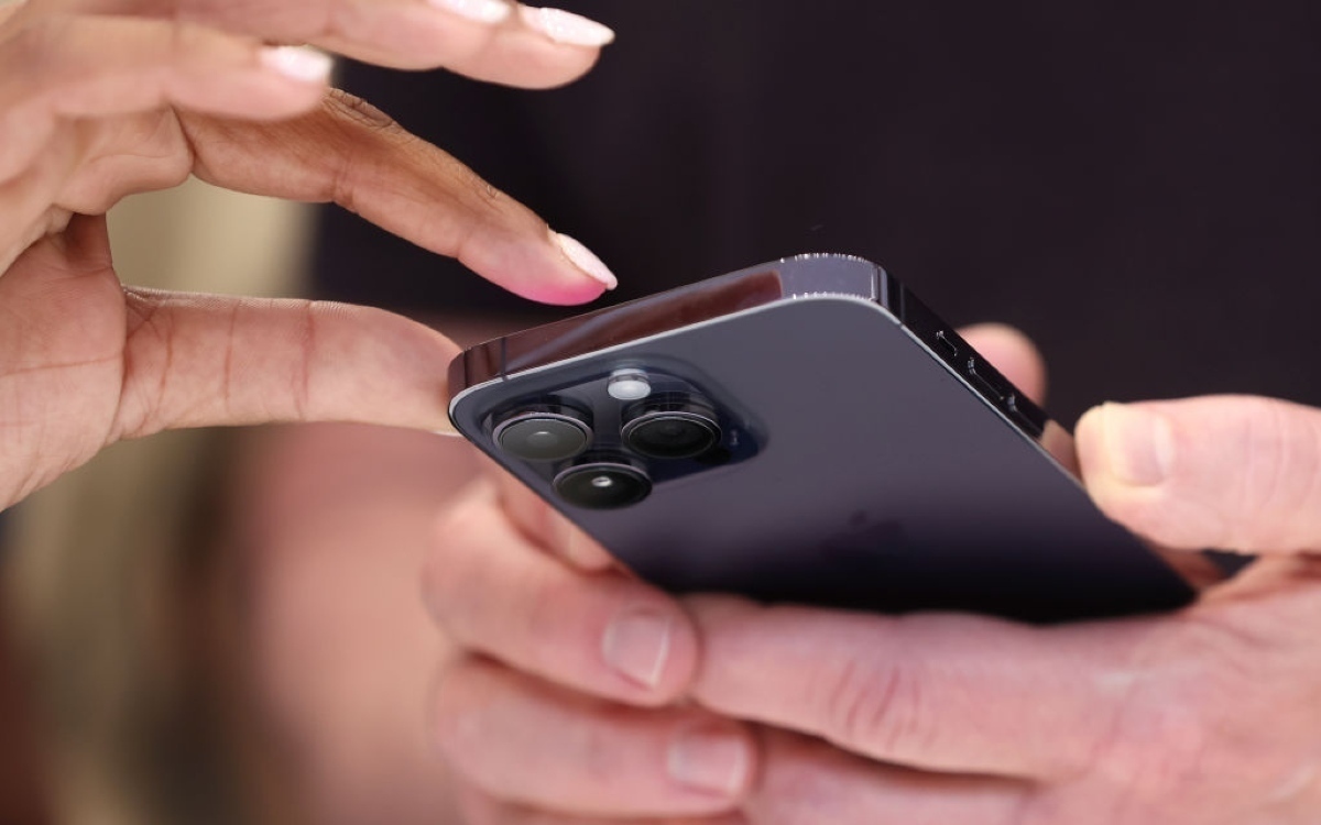 Мужчина отказался везти неисправный айфон в другой город на проверку, и ему отказали в возврате денег. Суды признали это законным