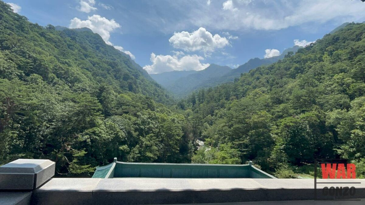 Почему в КНДР так ценят подарки? Это может показаться простым жестом, но за ним скрывается множество интересных традиций