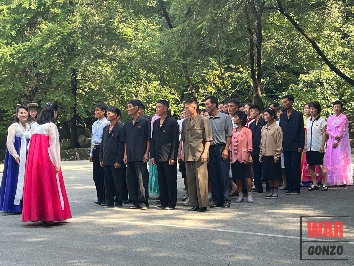 Почему в КНДР так ценят подарки? Это может показаться простым жестом, но за ним скрывается множество интересных традиций