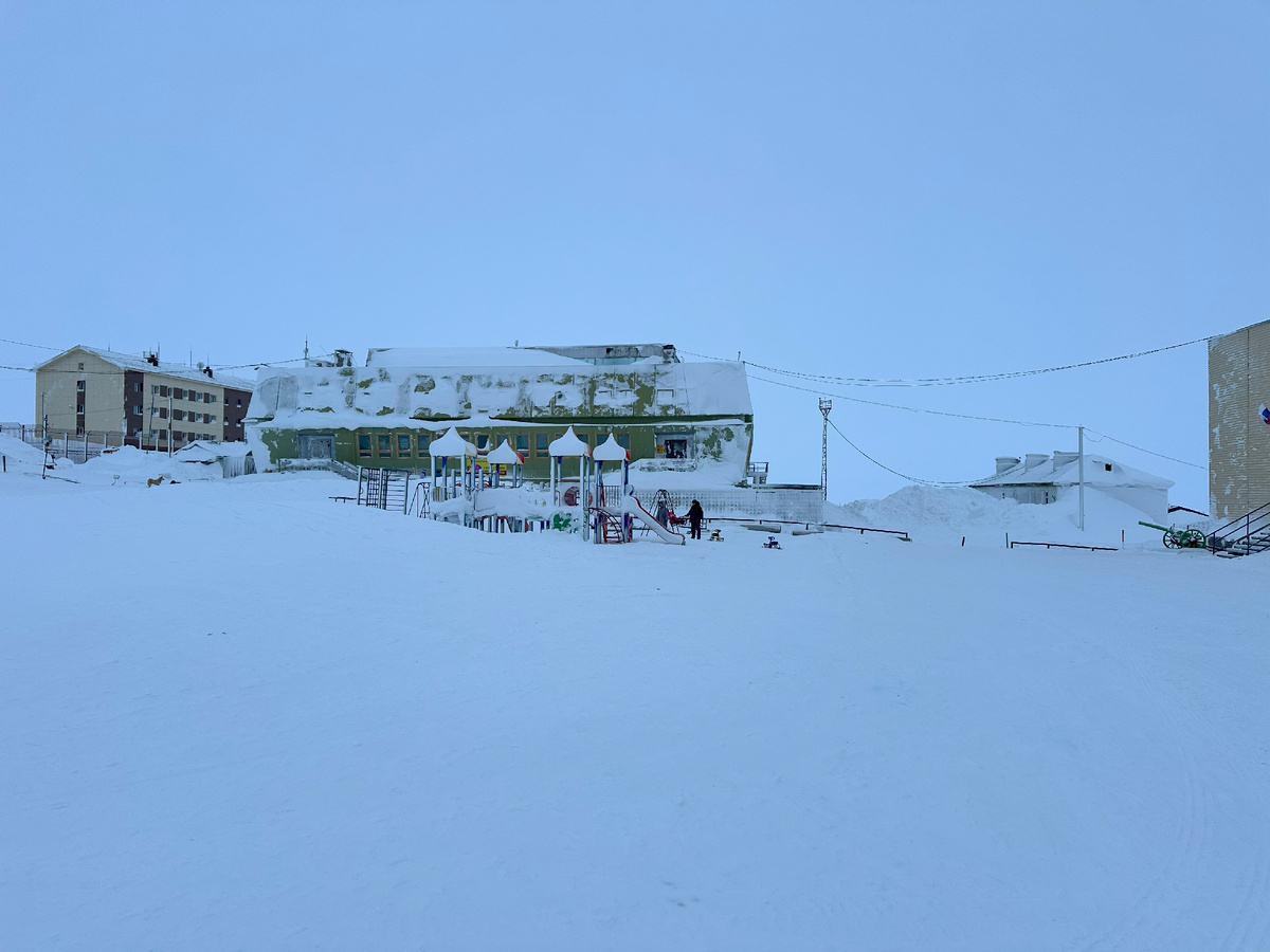 Что можно купить на 1000 рублей в самом северном городке России, куда самолет летает раз в неделю?