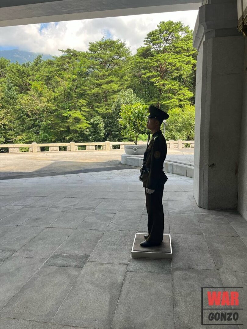 Почему в КНДР так ценят подарки? Это может показаться простым жестом, но за ним скрывается множество интересных традиций