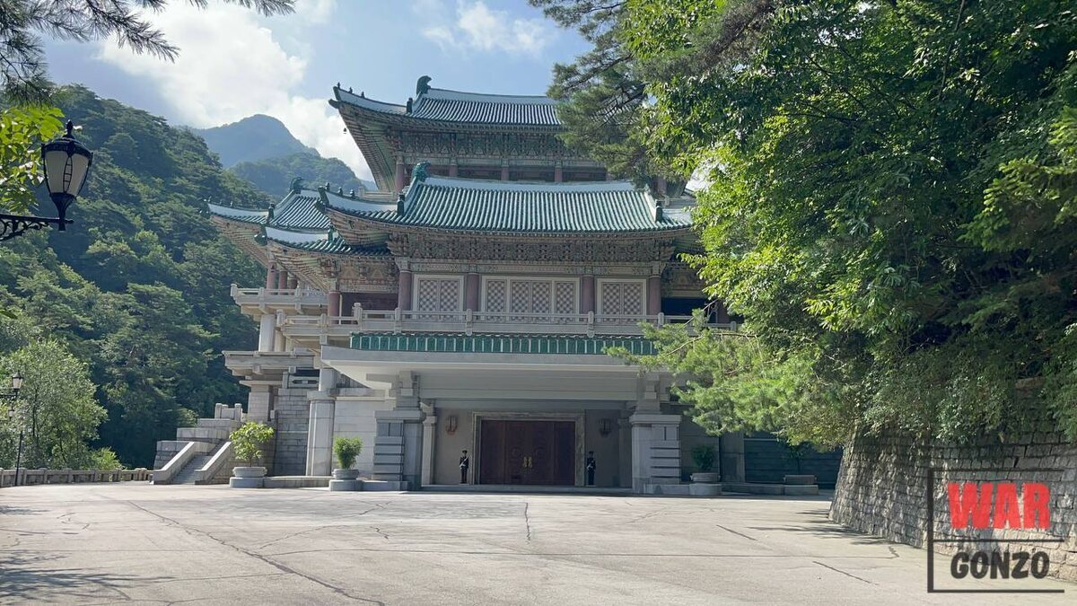 Почему в КНДР так ценят подарки? Это может показаться простым жестом, но за ним скрывается множество интересных традиций