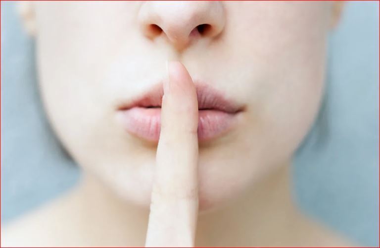 "Молчать в тряпочку!.." Россиян могут лишить свободы до двух лет за публичное оскорбление представителя власти в интернете или СМИ