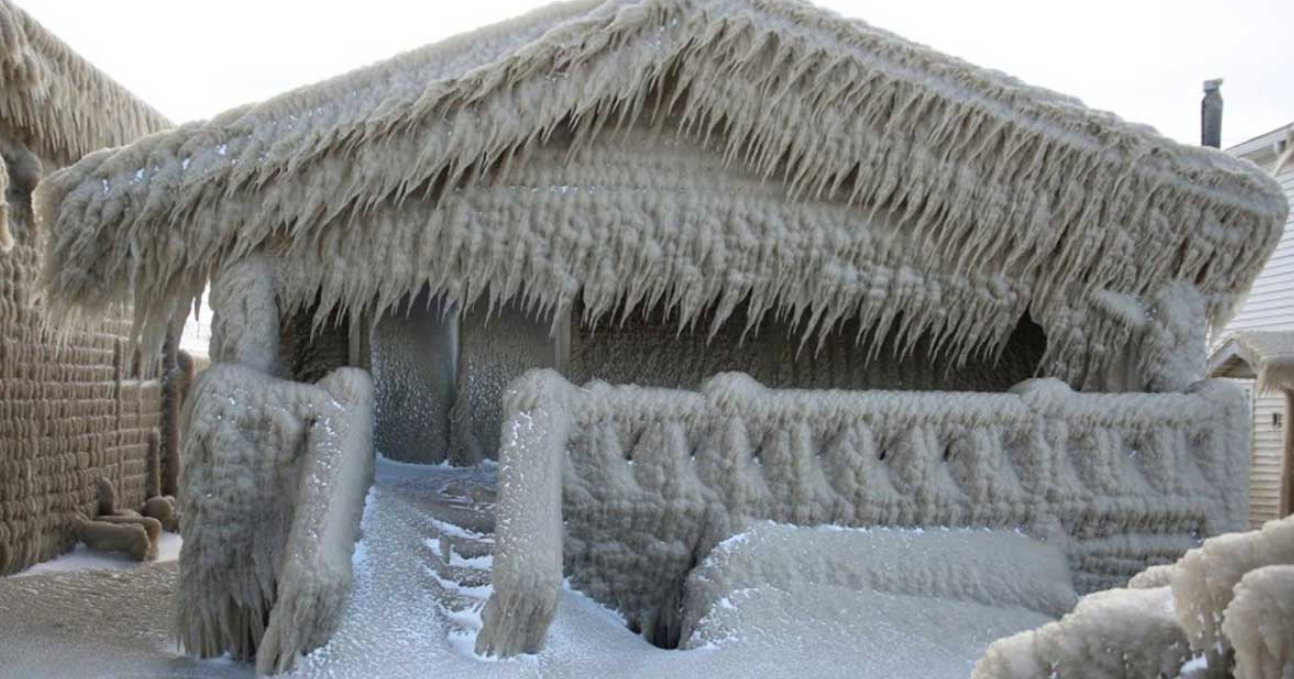 Штормовые ветры превращают дома на озере Эри в ледяные замки