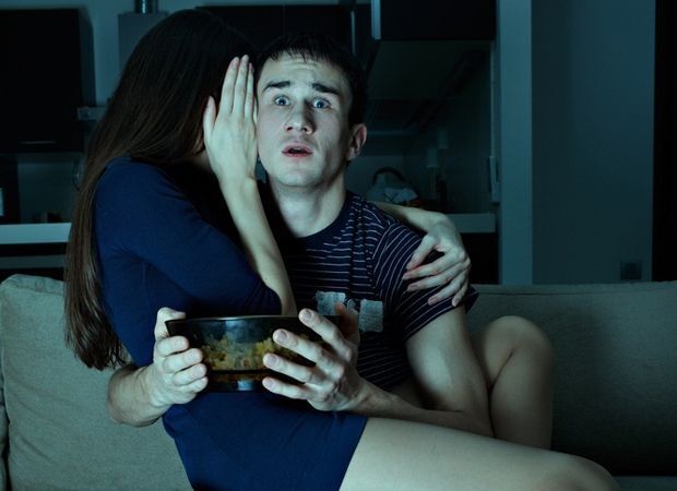 Просмотр фильма ужасов на первом свидании: как страх может усилить взаимный интерес.