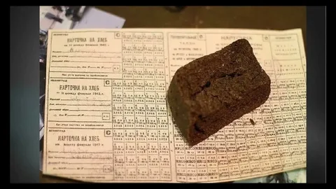 Продуктовые карточки и блокадный хлеб: символы выживания в годы Великой Отечественной войны.