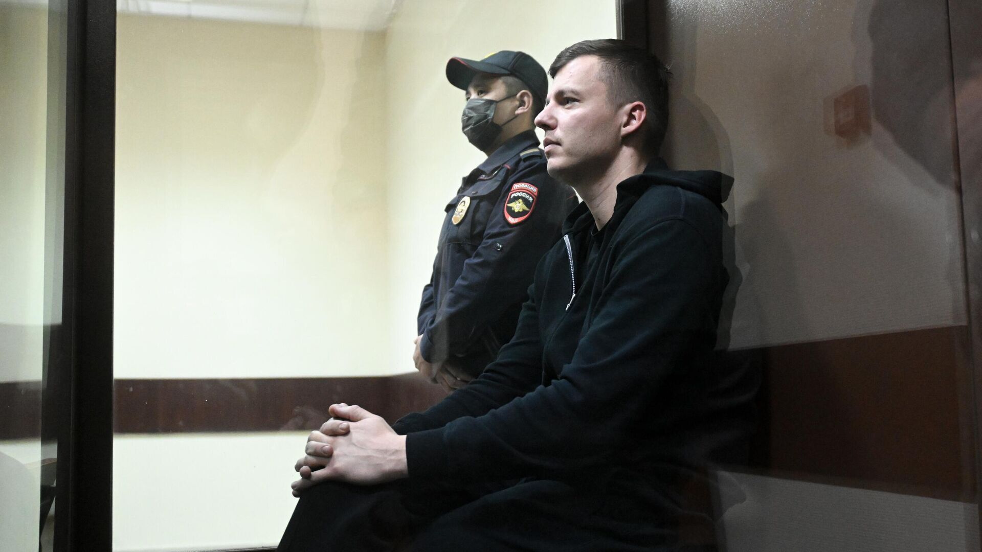 Артему Чекалину и Лерчек в Троицком суде Москвы избрали меру пресечения домашний арест