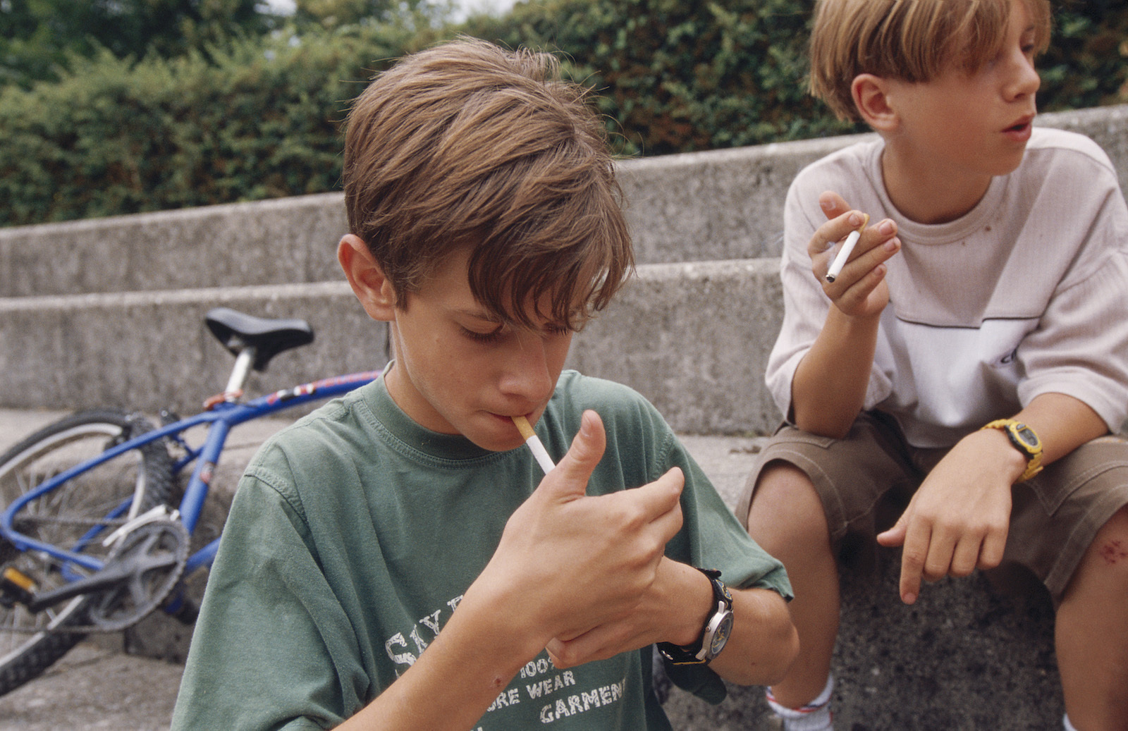 Курящий мальчик видео. Курящий мальчик видео. Ребенок с сигарой. Мальчик с сигаретой. Курящий мальчик видео.