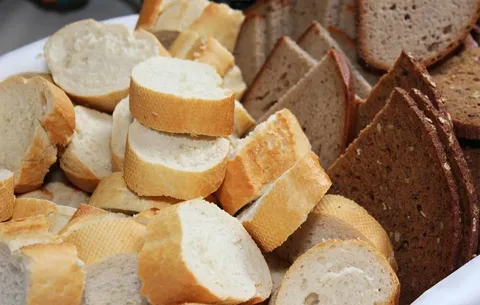 Калорийность черного и белого хлеба одинакова. Правда или миф?