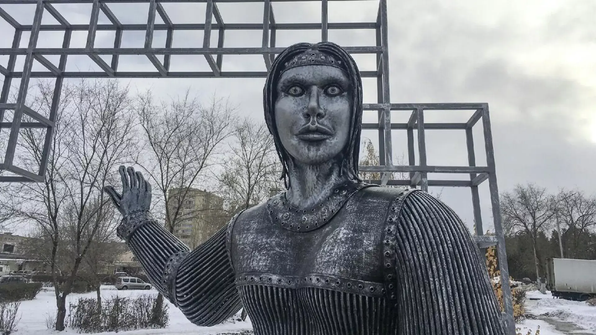 Темные силы нас злобно гнетут... Помните "Варшавянку"? А также про памятник Аленке и современных вкусах