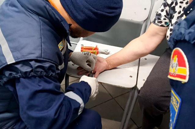 Не поверишь! Представляешь, жительница Урала чуть не лишилась пальца, пытаясь снять своё обручальное кольцо! 😲