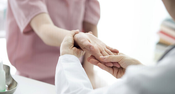 Врач Гинзбург: сладкое и соленое нельзя есть при боли в суставах