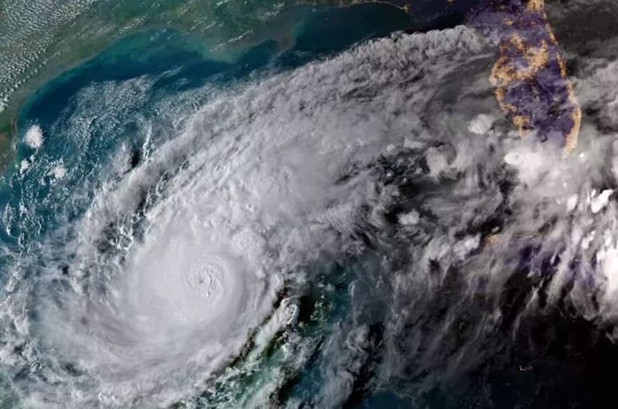 Флорида на грани стихийного бедствия: как США готовятся к наступлению урагана "Милтон".