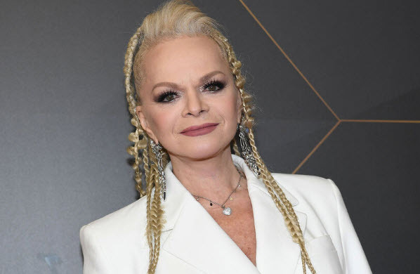 Судебное разбирательство по исковому заявлению госпожи Долиной, касающемуся продажи жилой недвижимости, было начато в закрытом формате.