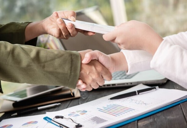 Как и в каком порядке выплачивает долги гражданин, находящийся в местах лишения свободы