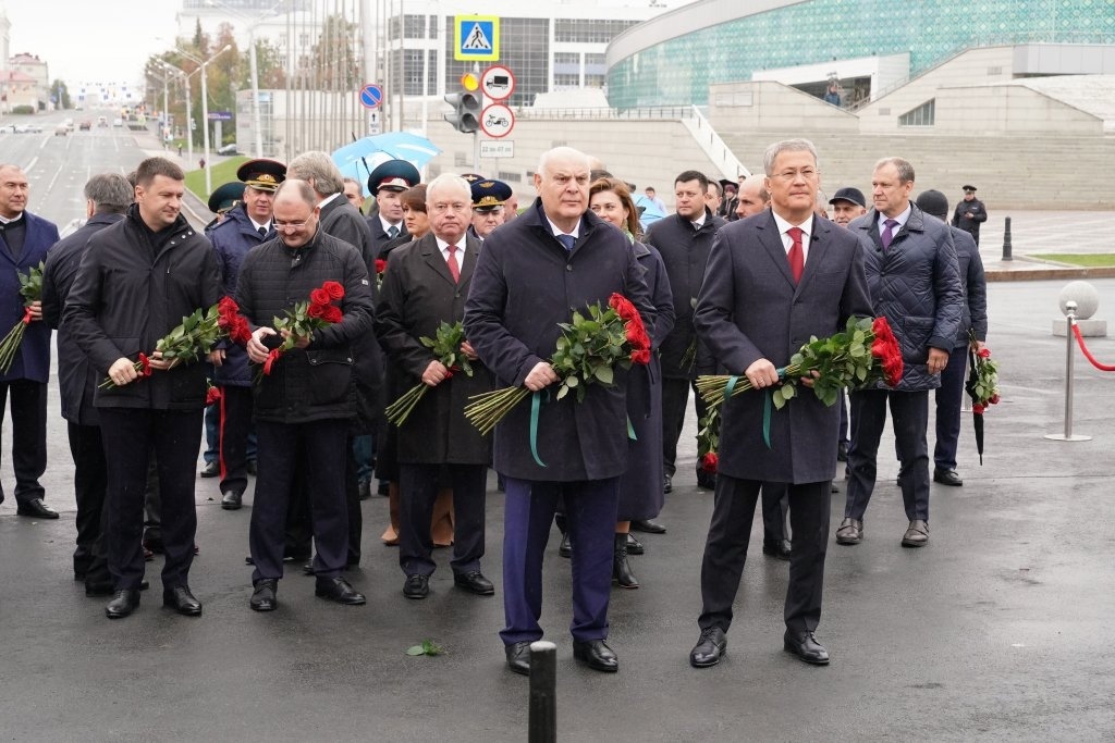 Начальник Управления Росгвардии генерал-майор полиции Алекснадр Бурдо принял участие в торжественном возложении к памятникам в Уфе