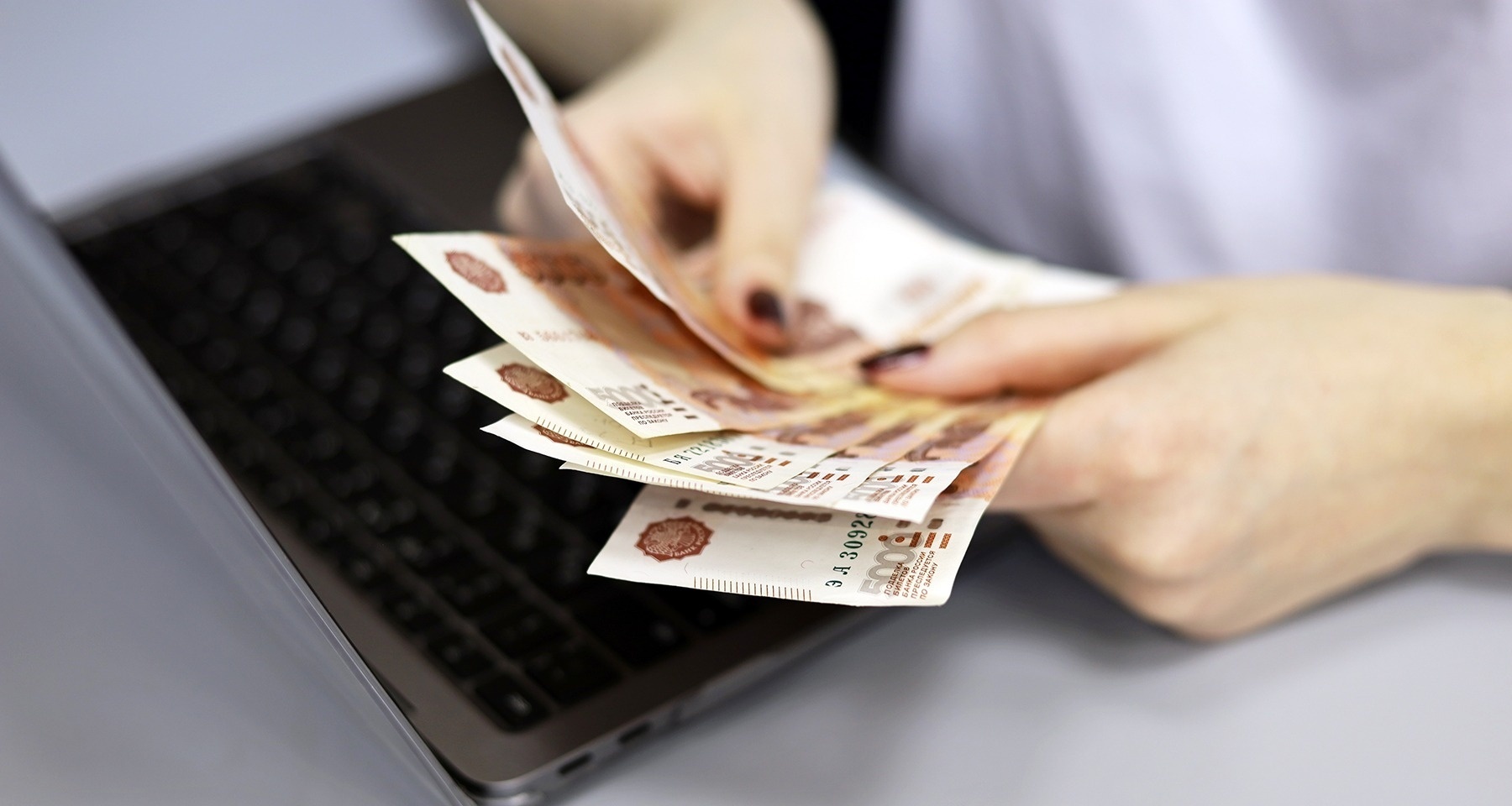 Должен ли работник возвращать излишне начисленную зарплату? В большинстве случаев нет, но есть ряд исключений