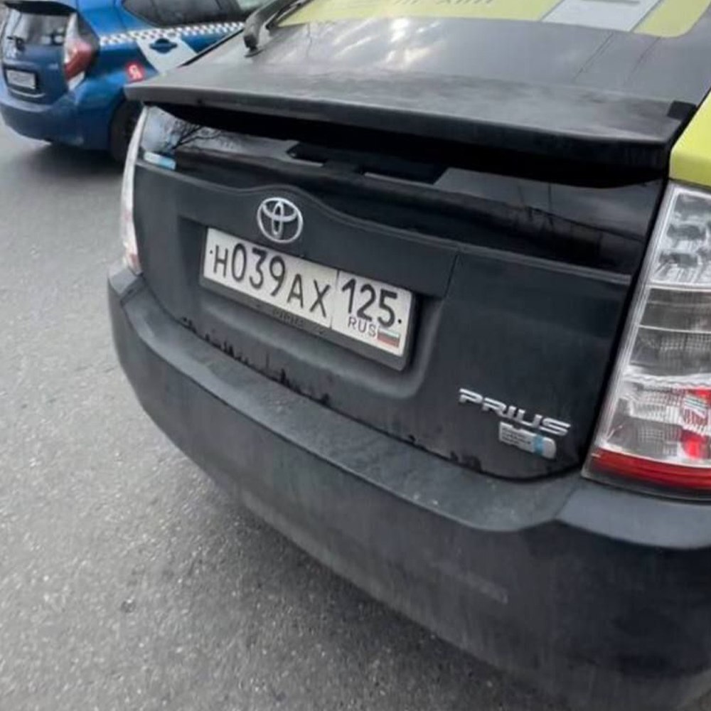 Жесть из Владивостока: приезжий таксист силой вытащил женщину из машины.