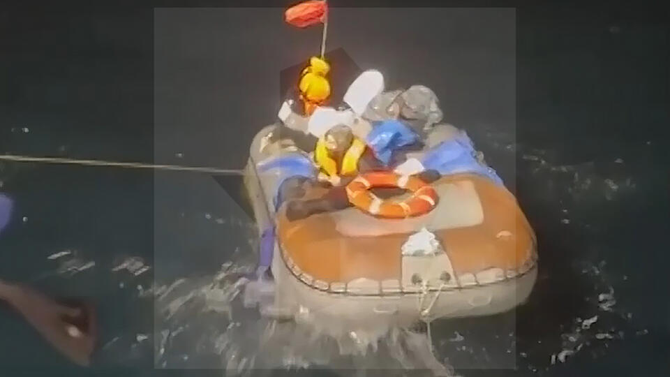 Собирал воду, грел ноги. Спасенный в Охотском море турист рассказал, как смог выжить