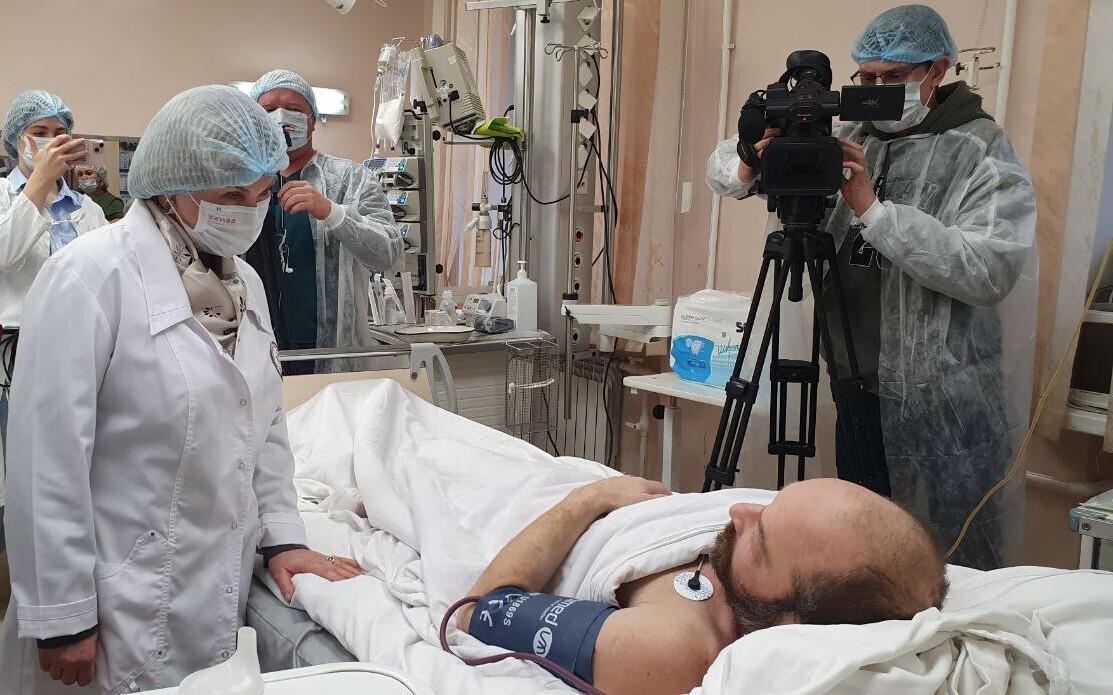 Собирал воду, грел ноги. Спасенный в Охотском море турист рассказал, как смог выжить