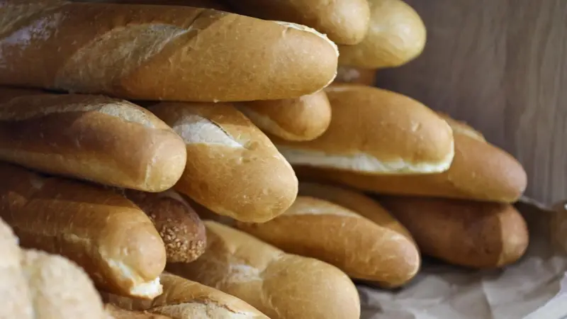 Федеральная антимонопольная служба (ФАС) недавно прокомментировала «аномально высокую» наценку, которую розничные сети устанавливают на цены на хлеб.