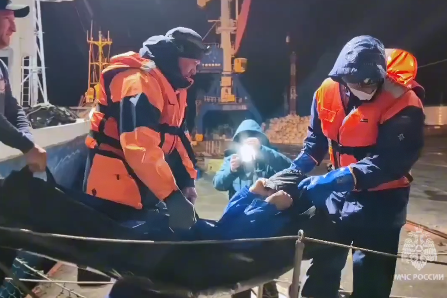 Собирал воду, грел ноги. Спасенный в Охотском море турист рассказал, как смог выжить