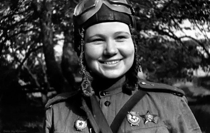 Мария Смирнова, Улыбка среди войны.