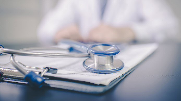 Самодельное взрывное устройство на капоте автомобиля сработало в тот момент, когда...