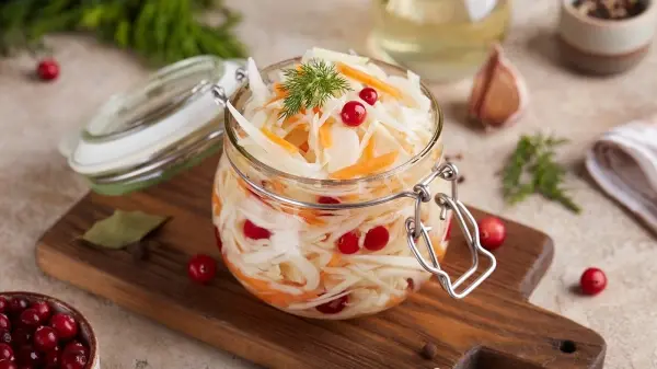 Диетолог рассказала, кому не рекомендуется употреблять квашеную капусту.