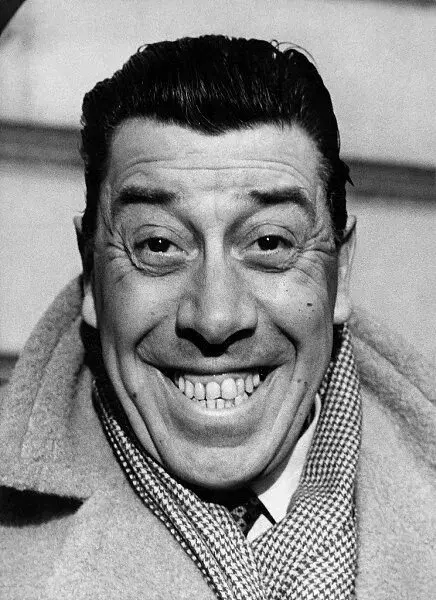 Луи де Фюнес и Фернандель Его отец, Дени Контанден, служащий банка, свободное время посвящал выступлениям в концертном кафе под псевдонимом ...