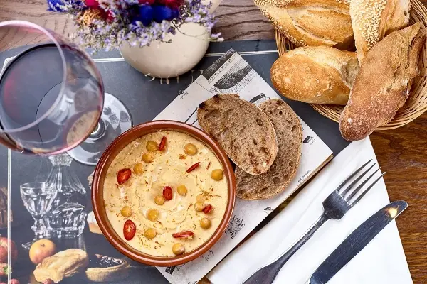 Как составить беспроигрышные гастрономические пары вина с дарами земли, рассказали эксперты