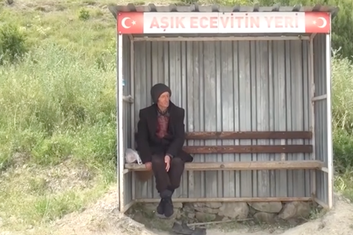 Местные подарили будку. Мужчина в Турции уже 24 года ждет свою возлюбленную на остановке