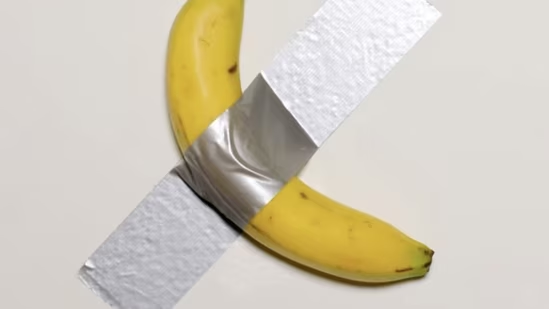 Банан, приклеенный к стене, может быть продан на аукционе Sotheby's более чем за 1,5 миллиона долларов. Но есть одна загвоздка