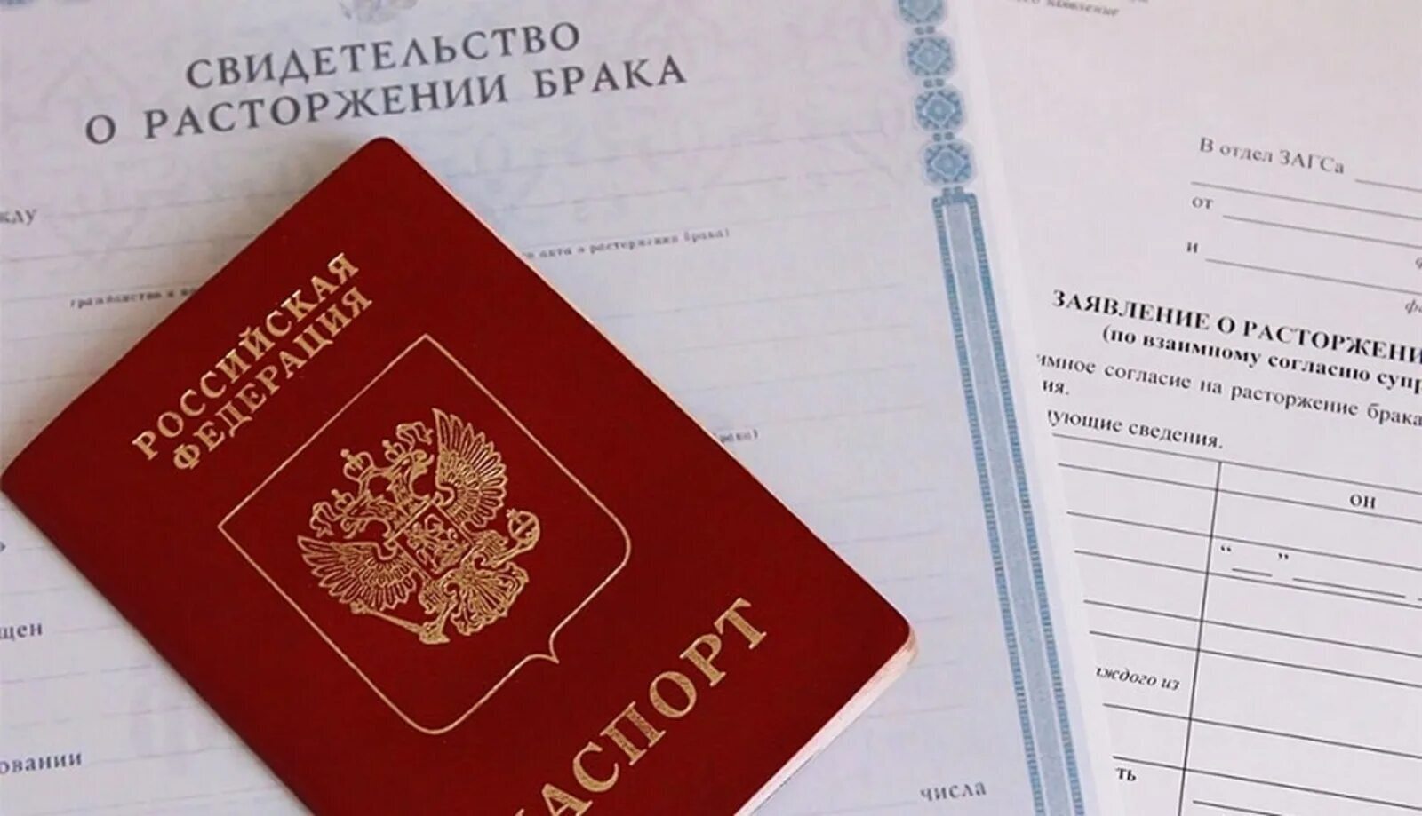 Муж занял у матери деньги, которые сам ей подарил, и купил на них две квартиры — все, чтобы не делить их с женой при разводе. Что решил суд?