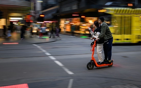 За что ГИБДД накажет пешеходов, пассажиров и самокатчиков
