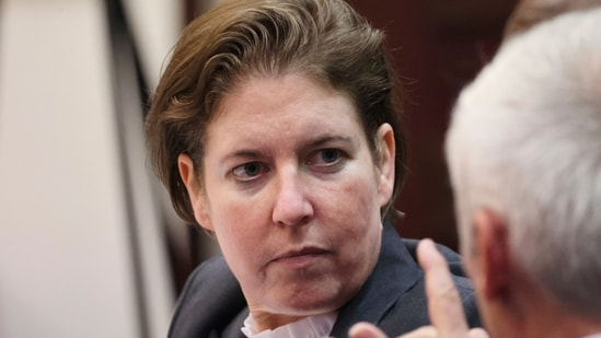 Женщина заперла любовника в чемодане во время игры в прятки и оставила его умирать