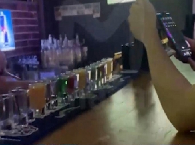 Жительница России в результате пари выпила серию шотов в баре «Руки Вверх» и теперь её жизнь находится под угрозой; медики сейчас сражаются за её спас