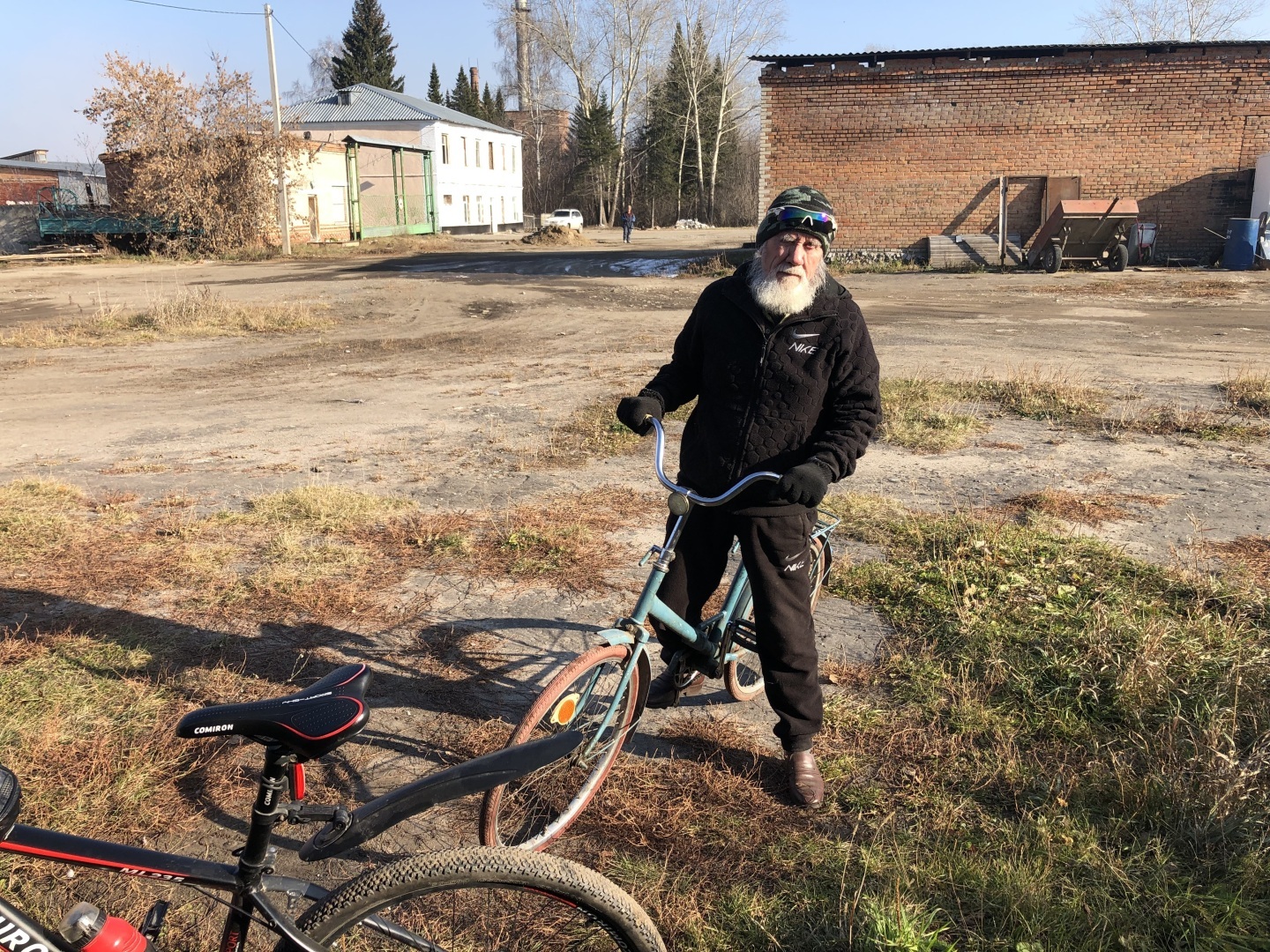 Вместе с 84-летним дедушкой закрываем велосипедный сезон 2024 года. Как вам такие движения в этом возрасте?