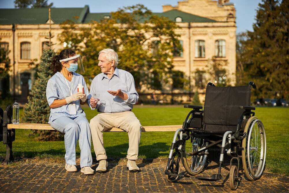 Проблемы пожилых людей в России: как жить с медицинскими и финансовыми трудностями.