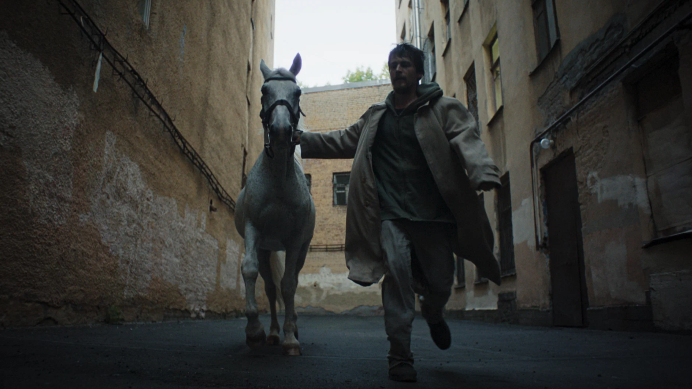 «Преступление и наказание» по-новому: смелая метафорическая адаптация Достоевского в современном Петербурге