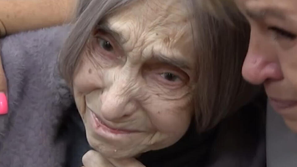 Слезы радости: суд вернул 80-летней бабушке ее жилье, которое присвоила сиделка