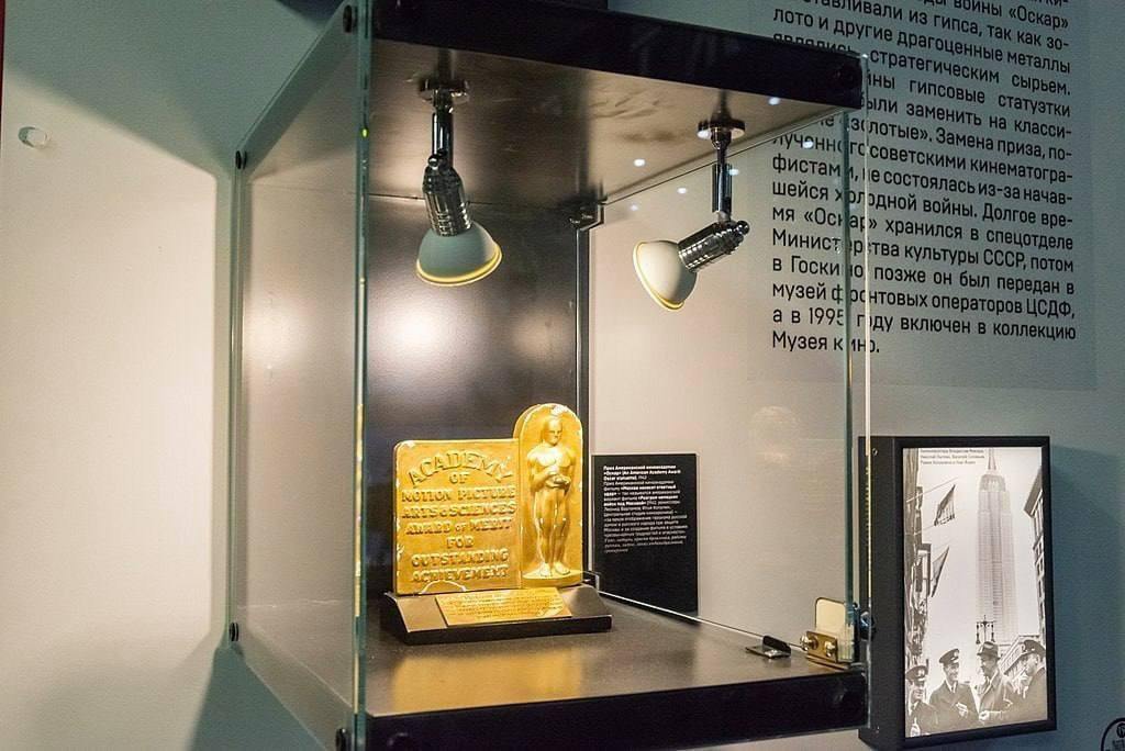 Первый "Оскар", полученный за советский фильм был гипсовым.