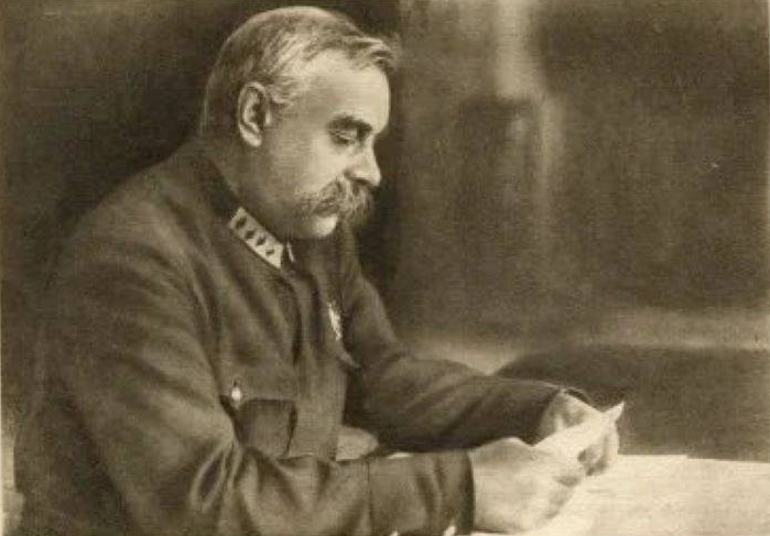 Как уже ранее было сказано , что не коммунисты свергли царя и арестовали его вместе с семьёй , документы доступны - но нет опять 25 -ть почему ?