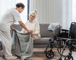 Почти 200 британских компаний сферы ухода, в которых работают мигранты, нарушили трудовые правила