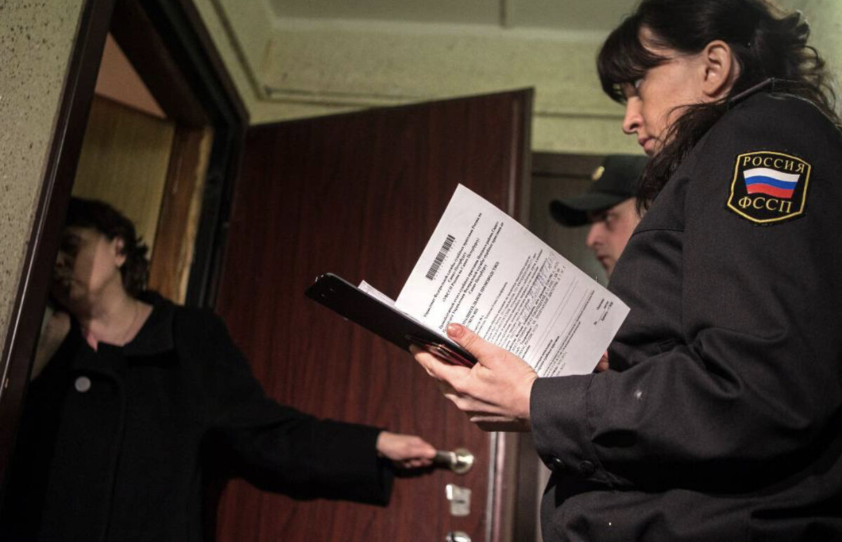 В случае неуплаты, коммунальные службы имеют право изъять квартиру.